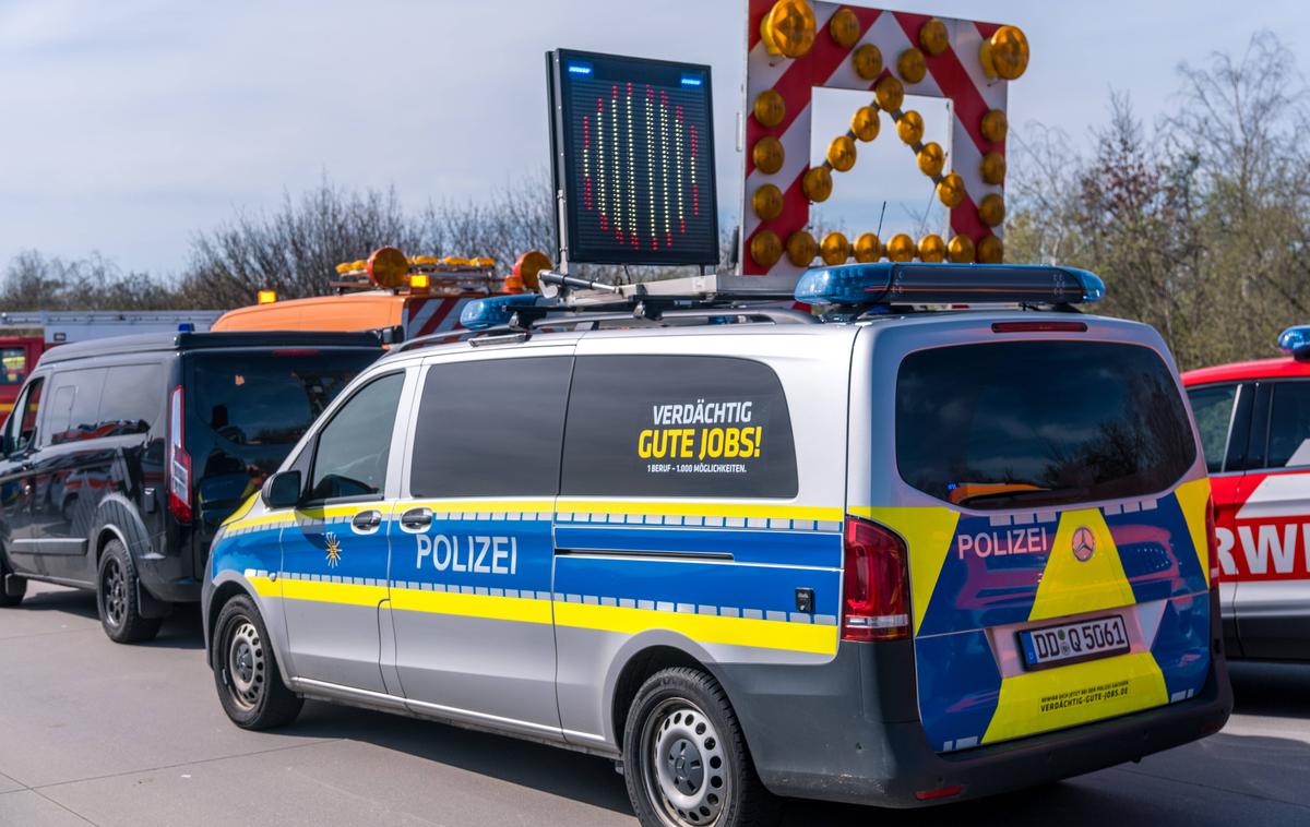 Nemčija, policija | Po prvih ugotovitvah policije se je nesreča zgodila zaradi nenadnega poslabšanja zdravstvenega stanja 53-letnega voznika avtobusa. | Foto Guliverimage