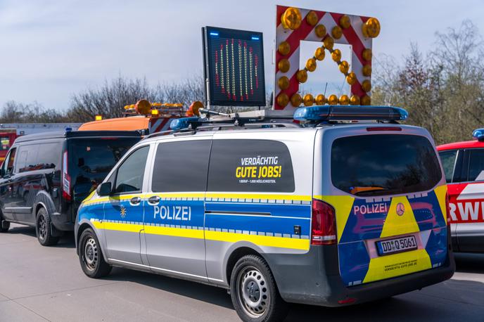 Nemčija, policija | Po prvih ugotovitvah policije se je nesreča zgodila zaradi nenadnega poslabšanja zdravstvenega stanja 53-letnega voznika avtobusa. | Foto Guliverimage