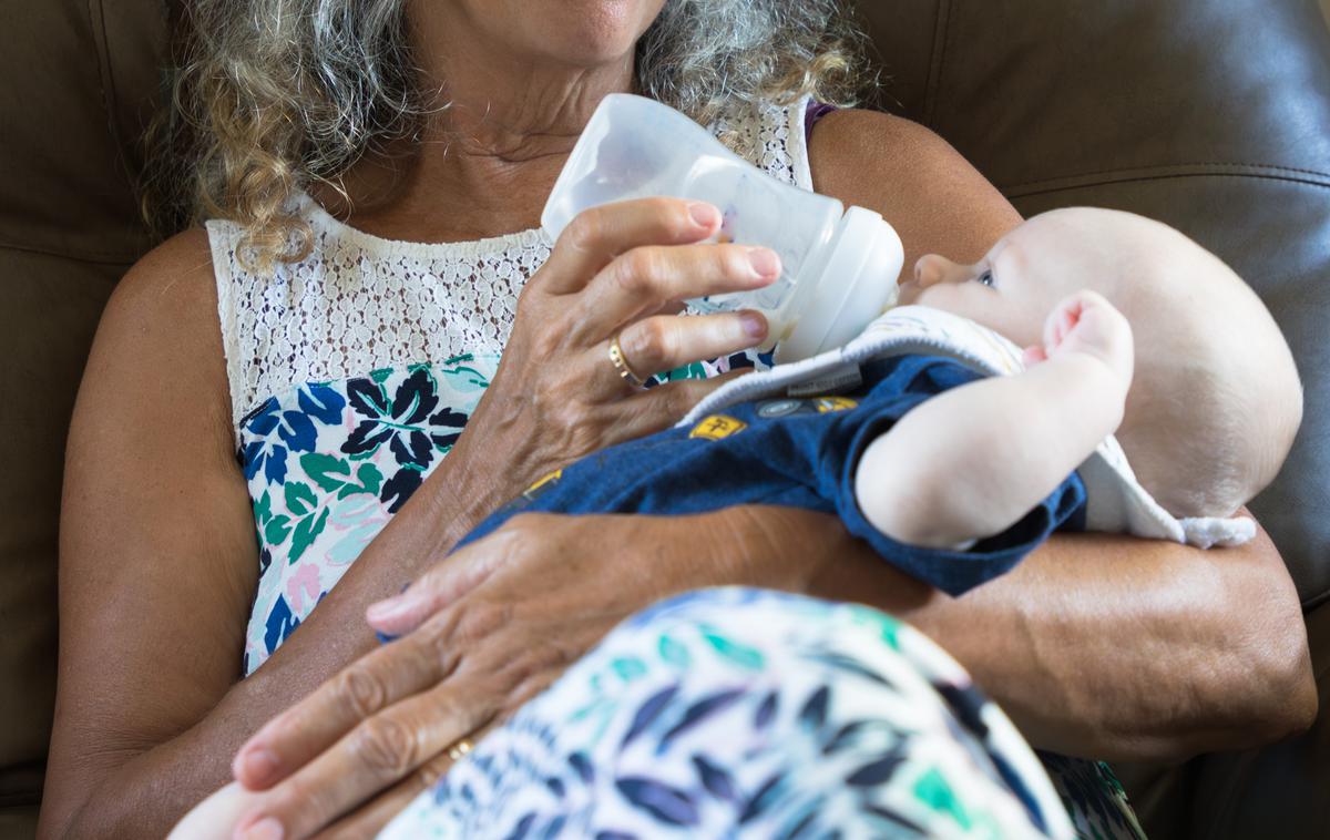Babica | Babica je mlečno formulo namesto z vodo zmešala z belim vinom.  | Foto Shutterstock