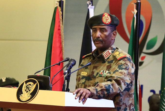Po državnem udaru leta 2019 je sledil nov državni udar leta 2021. Od takrat do izbruha zadnjih spopadov je Sudan vodil svet generalov, ki sta ga vodila poveljnik vojske Abdel Fatah al Burhan (na fotografiji) in njegov namestnik, ki je zdaj postal sovražnik, Mohamed Hamdan Dagalo, znan tudi kot Hemedti. Kot piše britanski spletni medij Unherd, Al Burhan in Dagalo predstavljata dva dela Sudana. Al Burhan predstavlja Sudance, ki živijo ob reki Nil, Dagalo pa Sudance, ki živijo na puščavskem in hkrati družbenem obrobju države.  | Foto: Guliverimage/Vladimir Fedorenko