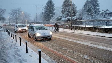 Kje so zastoji in zapore na cestah zaradi snega? Spremljajte v živo.