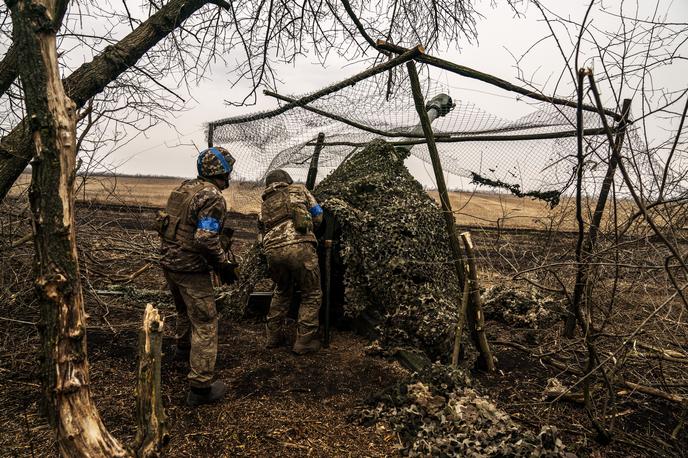 Ukrajina | Stanje na fronti se je z vidika ukrajinskih sil v zadnjem času poslabšalo, saj je ruska vojska ponekod na vzhodni fronti dosegle znaten napredek. Ukrajinske sile medtem čakajo na dostavo orožja in streliva, ki so jim ga obljubile zahodne zaveznice. | Foto Reuters