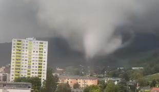Niso mogli verjeti svojim očem: nad mestom se je razbesnel tornado #video