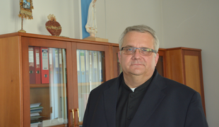 Pravnomočno: škof Peter Štumpf ni razžalil vernice, ki je zalezovala župnika