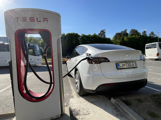 Tesla bo v Ljubljani povečala priključno moč in omogočila polnjenje tudi z več kot dvesto kilovati. | Foto: Gregor Pavšič