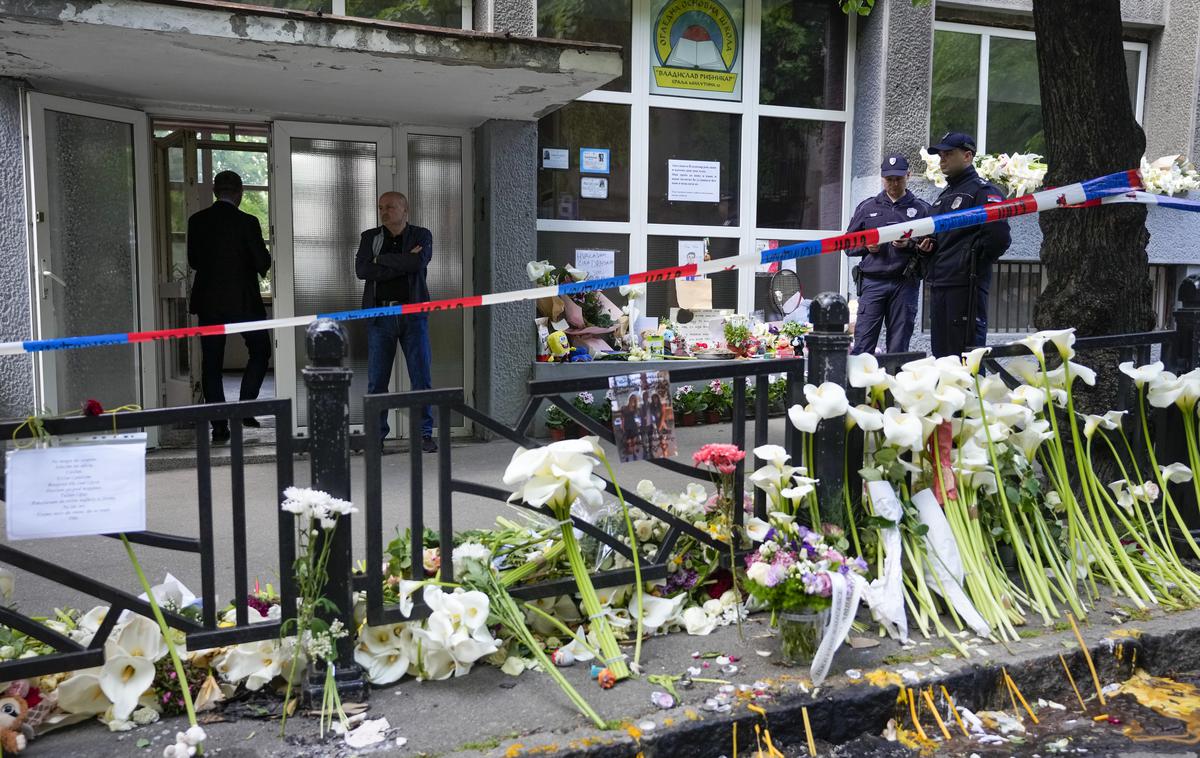 Srbija, napadi, policija | Pred šolo so se že zjutraj začeli zbirati svojci umrlih, prijatelji in občani, ki tam polagajo cvetje, prižigajo sveče ter se vpisujejo v spominsko knjigo. | Foto Guliverimage