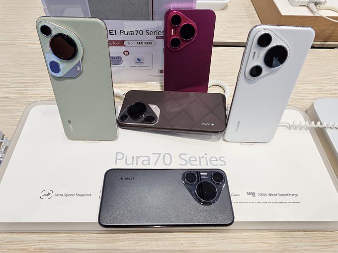 Različne barve in materiali zadnje strani pametnega telefona Huawei Pura 70 | Foto: Srdjan Cvjetović