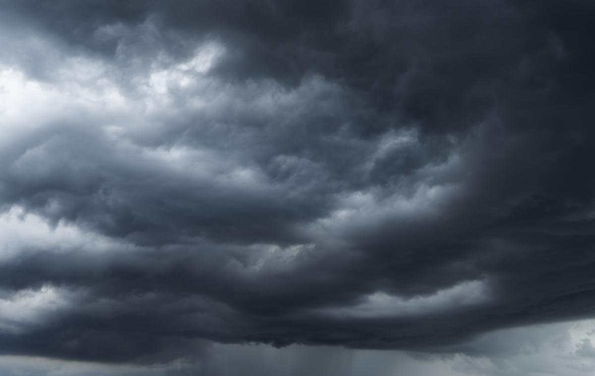Veter, nevihta | Nekateri izračuni meteoroloških modelov ob stekanju zračnih mas za noč na sredo rišejo nekoliko obilnejše padavine, a sta točna lokacija proženja padavin in njihova jakost še zelo negotovi, so zapisali na Arsu. | Foto Shutterstock