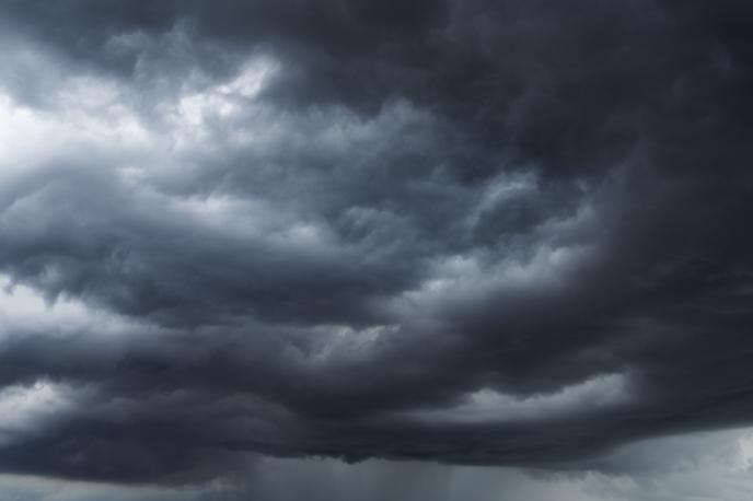 Veter, nevihta | Nekateri izračuni meteoroloških modelov ob stekanju zračnih mas za noč na sredo rišejo nekoliko obilnejše padavine, a sta točna lokacija proženja padavin in njihova jakost še zelo negotovi, so zapisali na Arsu. | Foto Shutterstock