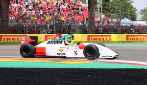 Zmagovalca odločile desetinke, čustveno, ko je bil na stezi "Senna"