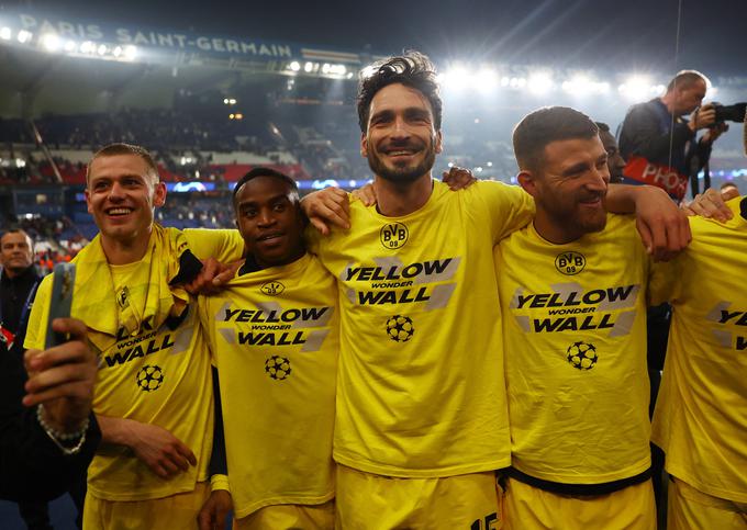 Presrečni nogometaši Borussie Dortmund po preboju v finale, med njimi se je najbolj smejalu strelcu zmagovitega zadetka Matsu Hummelsu. | Foto: Reuters