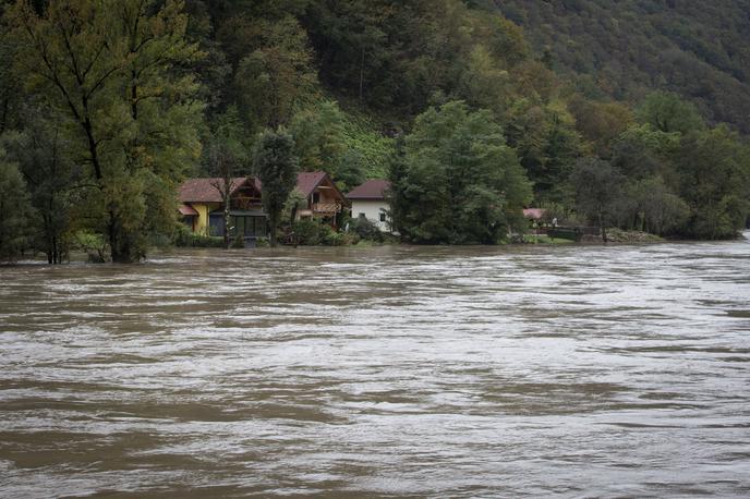 Reka Kolpa poplavlja. Poplave. | Okostje je bilo zataknjeno na nabrežju Kolpe.  | Foto Bojan Puhek