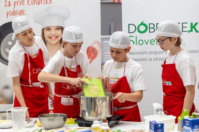 Projekt Kuhnapato mlade kuharje ozavešča o trajnostni porabi hrane in vplivu zavržkov na okolje.  | Foto: Spar Slovenija