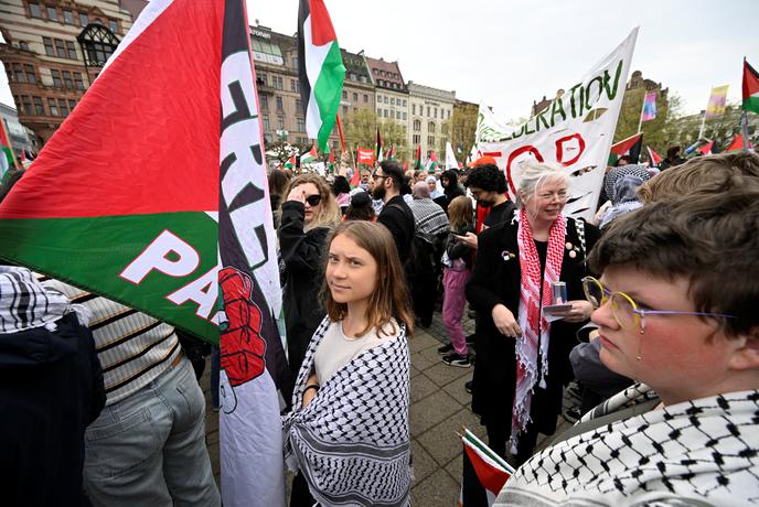 Pred Evrovizijo vse bolj napeto, protestira tudi Greta Thunberg #video