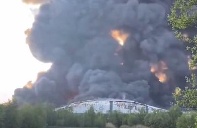 V Angliji izbruhnil ogromen požar #video