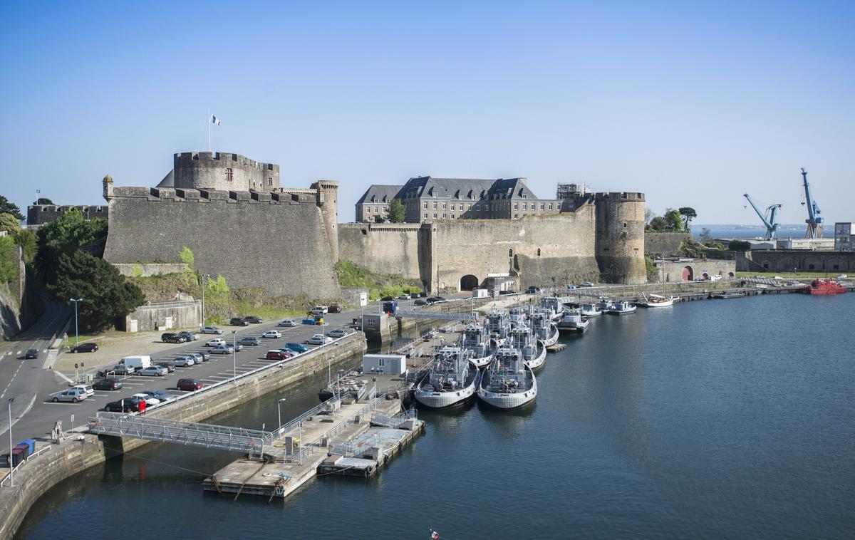 Brest | V francoskem pristaniškem mestu Brest je bilo v zadnjih letih veliko porok med Kitajkami in francoskimi mornarji. Gre za kitajske vohunske operacije? | Foto Guliverimage
