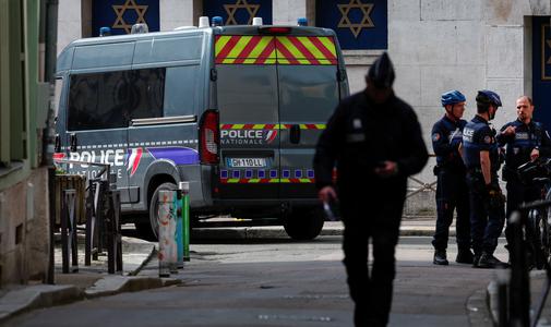 Francoska policija ustrelila moškega, ki naj bi poskušal zažgati sinagogo #video