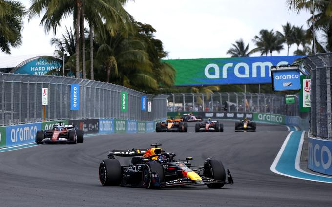 Do polovice dirke je vodil Max Verstappen. | Foto: Reuters