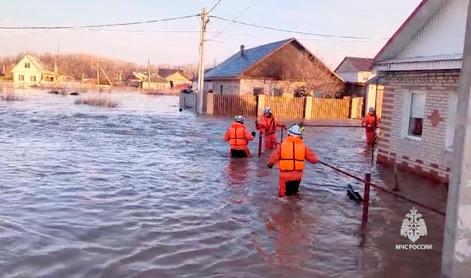 V ruski regiji Orenburg počil jez, več tisoč ljudi evakuirali