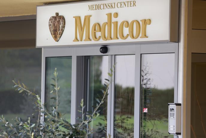 Po smrti pacientke potrjene nepravilnosti v Medicorju: zaposlena brez ustrezne licence