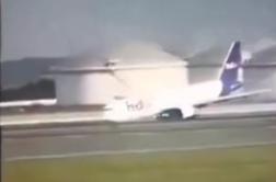 Nov incident: Boeing treščil v pristajalno stezo #video