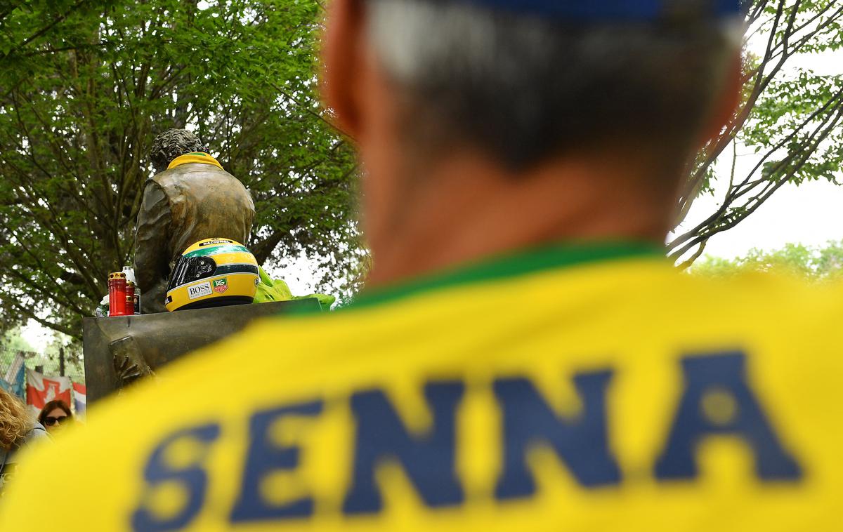 Ayrton Senna 30 let Imola | Na stotine ljudi se to sredo zbira v Imoli ob spomeniku Ayrtona Senne. | Foto Reuters