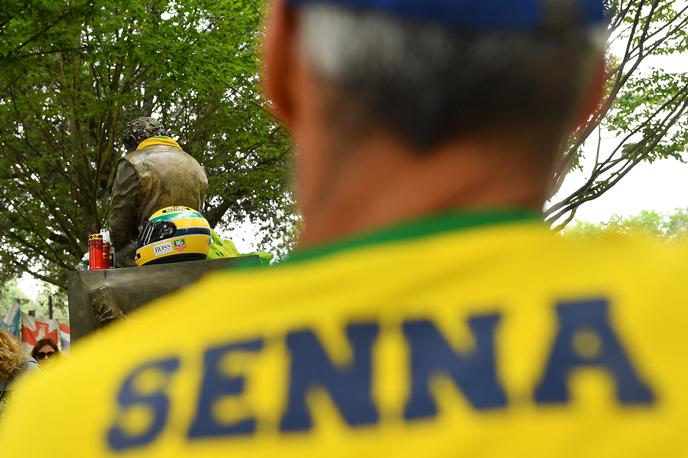 Ayrton Senna 30 let Imola | Na stotine ljudi se to sredo zbira v Imoli ob spomeniku Ayrtona Senne. | Foto Reuters