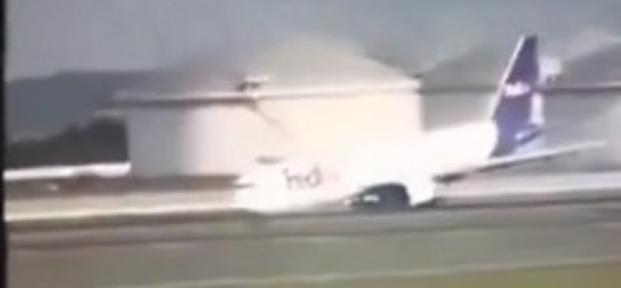 Nov incident: Boeing treščil v pristajalno stezo #video