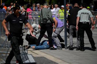 Osumljenec za napad na slovaškega premierja prispel na sodišče #foto