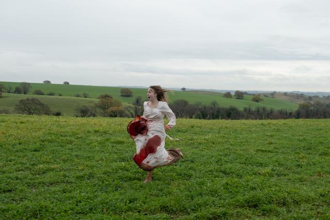 Še en dobro izveden filmski kliše: okrvavljena devica beži čez pomladno zeleni travnik. | Foto: Blitz Film & Video Distribution