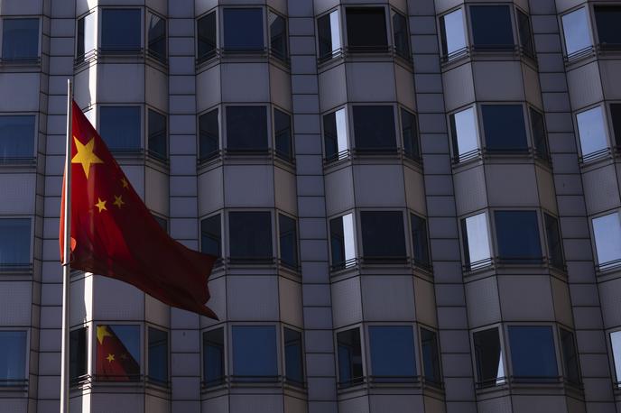 Kitajsko veleposlaništvo v Nemčiji | Kitajska je v zadnjih letih okrepila zbiranje podatkov na Zahodu. Te podatke Kitajci zbirajo na različne načine: od kibernetskih vdorov v baze podatkov do novačenja ljudi, ki vohunijo za Kitajsko. Pred dnevi so v Nemčiji prijeli štiri Nemce, ki so sporočali Kitajcem zaupne podatke. Na fotografiji: kitajsko veleposlaništvo v Berlinu. | Foto Guliverimage
