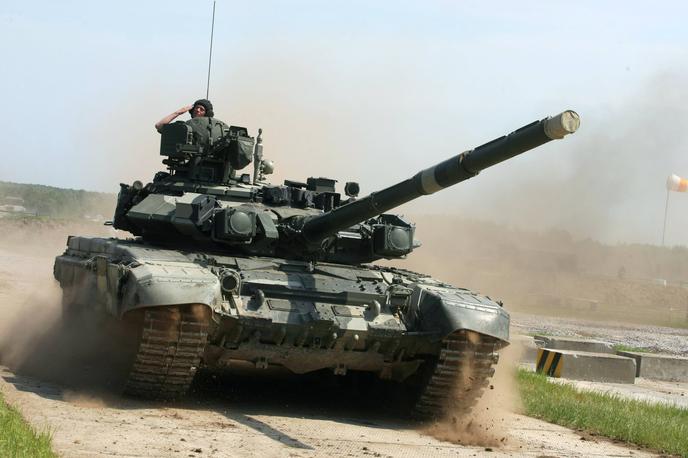 Ruski tank T-90 | Rusi naj bi imeli vse več težav s pomanjkanjem goriva za tanke. | Foto Guliverimage