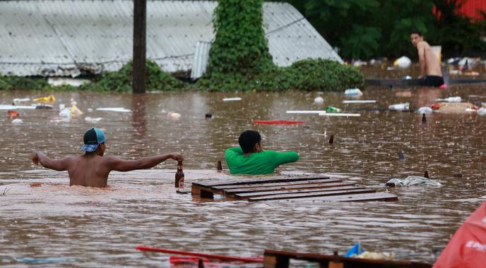Brazilija: v poplavah in zrušenju jezu najmanj 29 mrtvih #video