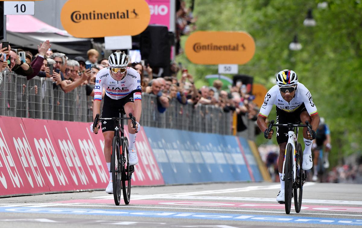 Tadej Pogačar, Giro 2024 | Tadej Pogačar je v zaključnem sprintu prve etape Gira izgubil spopad z Ekvadorcem Jhonathanom Narvaezom in nNemcem Maximilianom Schachmannom.  | Foto Reuters
