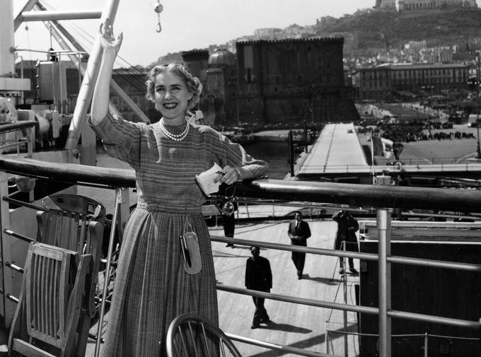 Luceva je v Italijo prišla aprila 1953. Na Apeninski polotok je potovala s čezoceansko ladjo Andrea Doria (na fotografiji je Luceva na krovu ladje, ko je ta pristala v Neaplju). Luceva je bila prva Američanka v zgodovini, ki je prevzela zelo pomemben veleposlaniški položaj. Luceva je znana tudi zaradi svoje odmevnega prestopa v katoliško vero leta 1946. Vzgib za to poteza bila njena življenjska kriza, na katero je zelo vplivala smrt njene hčerke v avtomobilski nesreči leta 1944. Hčerka je bila njen edini otrok. Luceva je bila dobra prijateljica papeža Pija XII. (papeževal je med letoma 1939–1958) in se je z njim v času bivanja v Rimu pogosto srečavala. Luceva je bila znana tudi kot ljubiteljica italijanske visoke mode. | Foto: Guliverimage