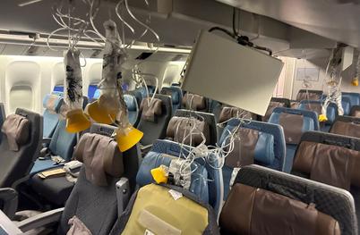 Srhljiva pričevanja potnikov po turbulenci v letalu: Vse, ki niso bili pripeti, je vrglo v strop #foto