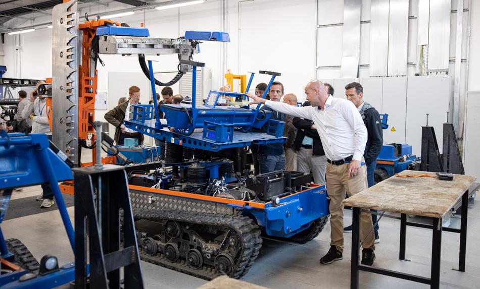 PeK Automotive bo robote proizvajal v novih prostorih v Logatcu #video #foto