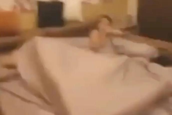 Škandal Tajska | 45-letna političarka je zatrjevala, da se med njo in posvojenim sinom kljub temu, da sta bila v postelji gola, ni dogajalo nič neprimernega, temveč naj bi se zgolj pripravljala na skupno tuširanje.  | Foto YouTube / Posnetek zaslona