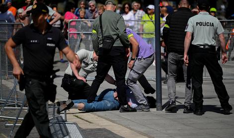 Osumljenec za napad na slovaškega premierja prispel na sodišče #foto