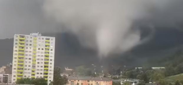 Niso mogli verjeti svojim očem: nad mestom se je razbesnel tornado #video