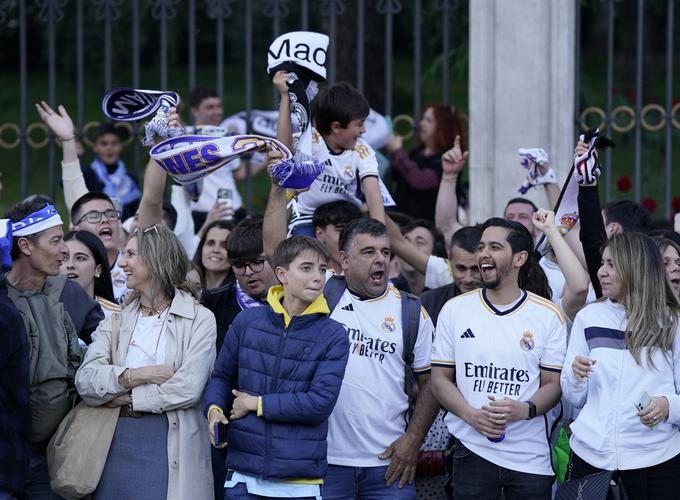 Veselje navijačev Reala, ki so prejeli potrditev, kako so njihovi ljubljenci španski prvaki, nekaj ur po tekmi s Cadizom. | Foto: Reuters