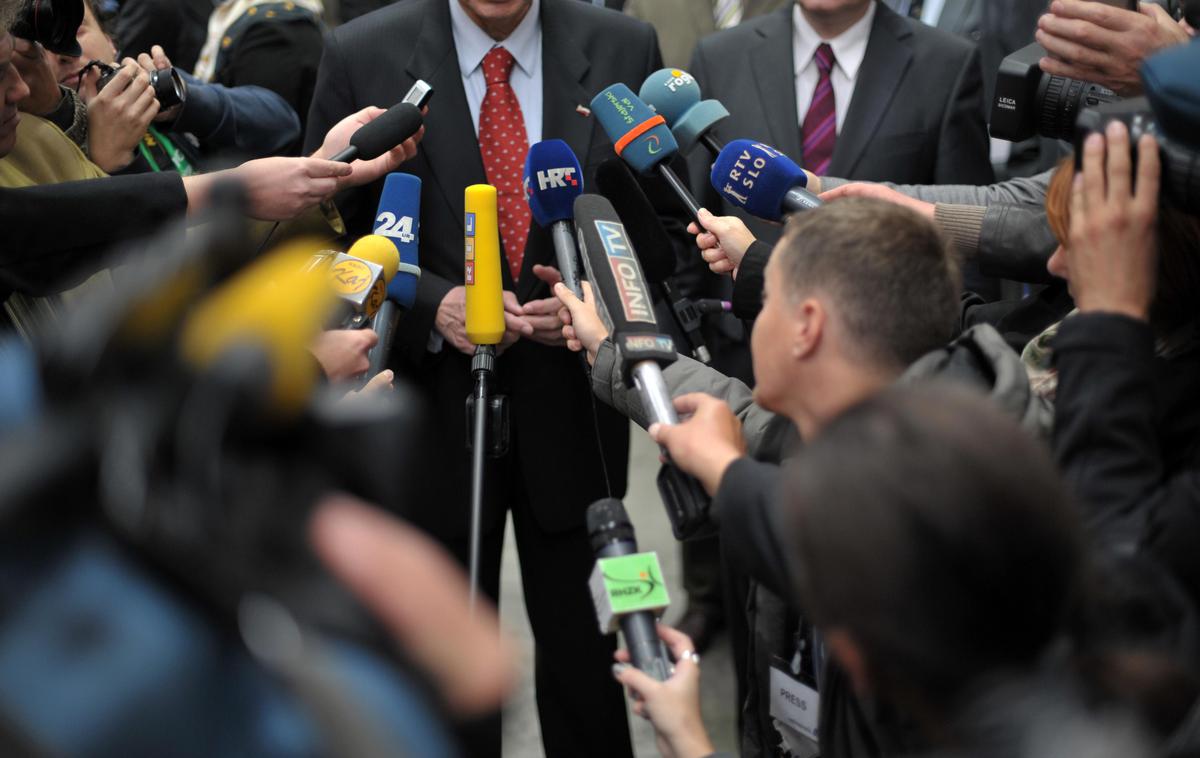 Mikrofon, mikrofoni, novinar, novinarji, mediji | Nenazadnje pri kazalniku glede varnosti novinarjev opažajo, da novinarje zaradi politične polariziranosti v državi, ki jo še stopnjuje agresivna retorika nekaterih politikov, nenehno žalijo in besedno napadajo. | Foto Matej Leskovšek