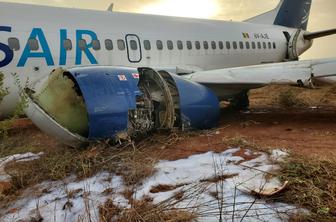 Potniško letalo zapeljalo z vzletne steze, poškodovanih več ljudi #video