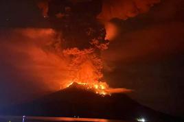 Zaradi izbruha vulkana evakuirali več sto ljudi in razglasili najvišjo stopnjo pripravljenosti #video