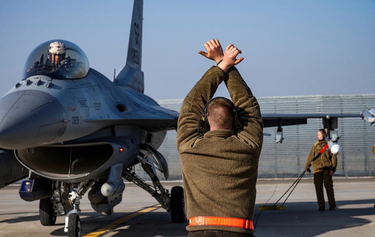 F-16 | Ukrajinci naj bi prva letala F-16 dobili že letos poleti. Za njihovo uporabo se uri več skupin ukrajinskih pilotov. Ena skupina je v Veliki Britaniji, kjer obiskuje tečaj angleščine, druga se v Franciji uri na lažjih letalih, tretja in četrta pa se na Danskem in v ZDA že urita na F-16. Fotografija je simbolična: letalo F-16. | Foto Reuters