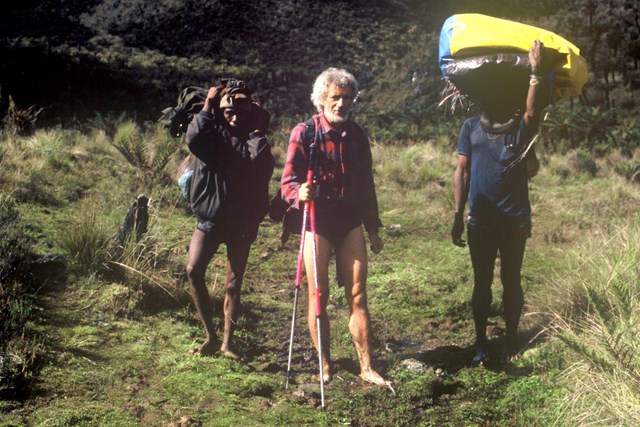 Klemenc leta 1994 med vračanjem z vrha Carstensz Pyramide v Novi Gvineji, ko je bilo zaradi številnih močvirij in rek brez mostov bolj praktično hoditi bos. | Foto: 