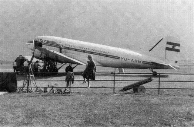 Letalo DC-3 je redno pristajalo na ljubljanski travnati stezi. | Foto: 