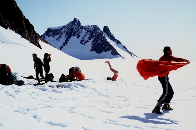 Ko so člani prve domžalsko-mengeške odprave na Grenlandijo leta 1981 po devetih dneh čakanja zaslišali ropot helikopterja, so se ga razveselili kot otroci. | Foto: 