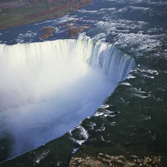 Spektakularni Niagarski slapovi so uro in pol vožnje z avtom iz Toronta.  | Foto: 