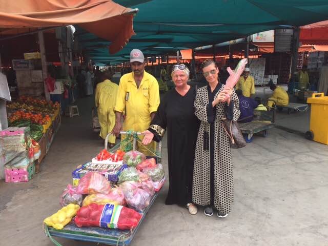 Urška z mamo med nakupovanjem zelenjave in sadja na tržnici  | Foto: 